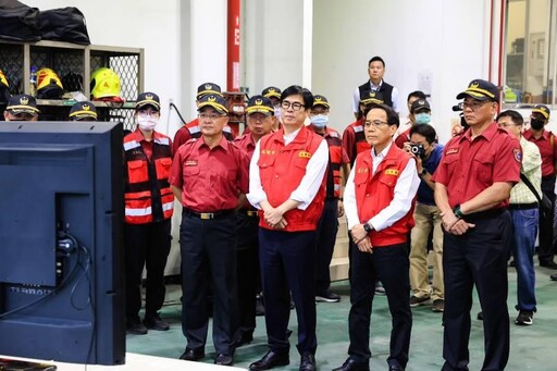 陳其邁視察高樓火災救援 強調科技防災並承諾升級消防裝備