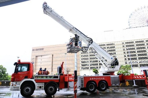 陳其邁視察高樓火災救援 強調科技防災並承諾升級消防裝備