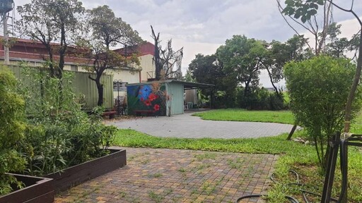 新化協興社區綠培力發表 朱槿花浮雕彩繪營造共融休閒空間