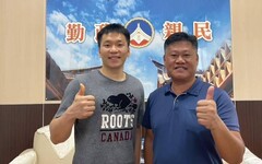 金寧鄉長楊忠俊見證東奧金牌選手李洋捐贈球具回饋鄉里