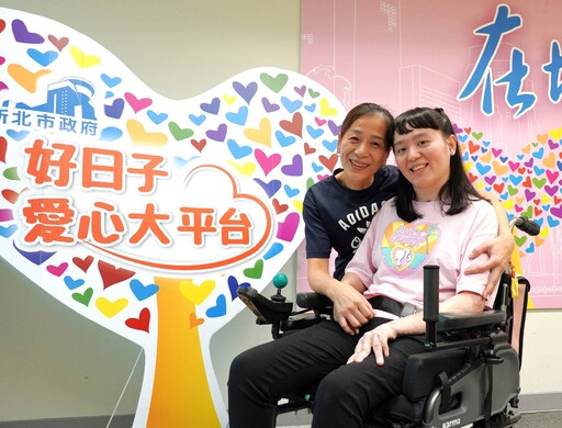 送暖助生命鬥士林佩璇 新北單車網路扶輪社偕亞式公司 捐贈電動輪椅