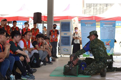 台南軍人服務站陪同市府贈首梯替代役備役男射擊訓練慰勞金