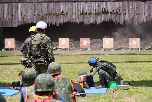 台南軍人服務站陪同市府贈首梯替代役備役男射擊訓練慰勞金