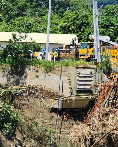 颱風毀損東山區大埔橋附掛水管 台水緊急架設臨時管線完成