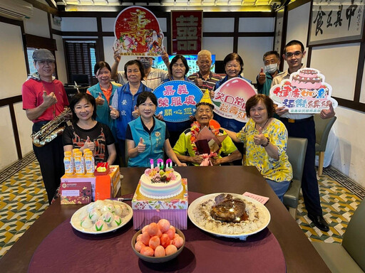 百歲嘉義榮民嵩壽 高唱中華民國頌樂開懷