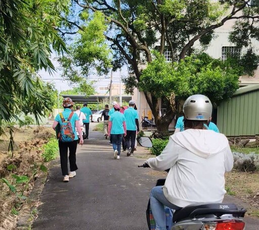 關廟救國團中元慰訪社區孤老 清理家園宣導登革熱