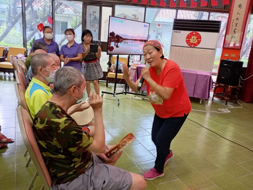 佳里榮家歡迎歡樂藝術團志工載歌載舞 與住民同樂