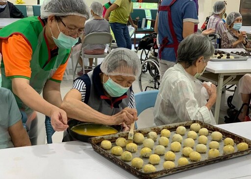 榮家憶起烘焙蛋黃酥 香氣四溢歡慶中秋