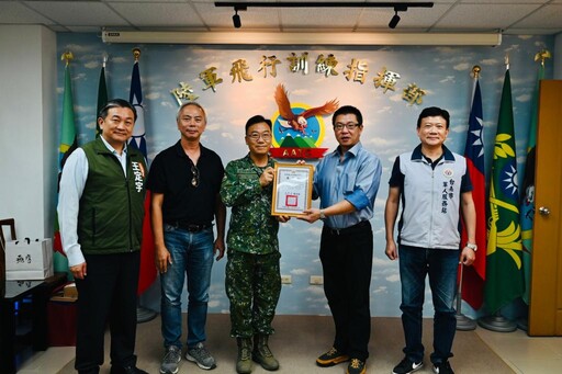 南市軍人服務站王健源顧問秋節慰問地區駐軍辛勞