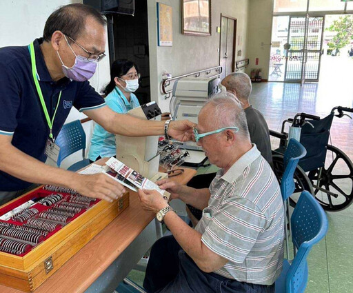 屏東榮家安排配鏡巡迴服務 關懷住民長輩視力健康