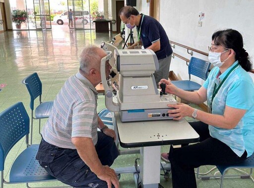 屏東榮家安排配鏡巡迴服務 關懷住民長輩視力健康