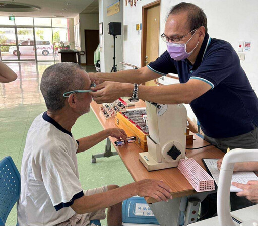 屏東榮家安排配鏡巡迴服務 關懷住民長輩視力健康