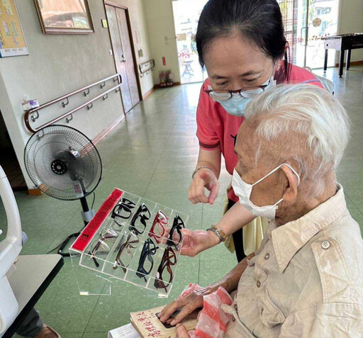 屏東榮家安排配鏡巡迴服務 關懷住民長輩視力健康