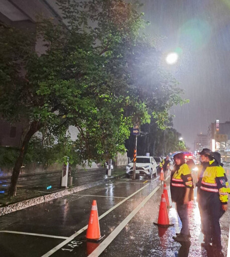 山陀兒颱狂風來襲 路樹傾斜警冒雨警戒通報相關單位處理