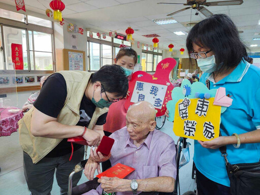 屏東榮家感謝縣府關懷百歲住民長輩 發放重陽敬老金