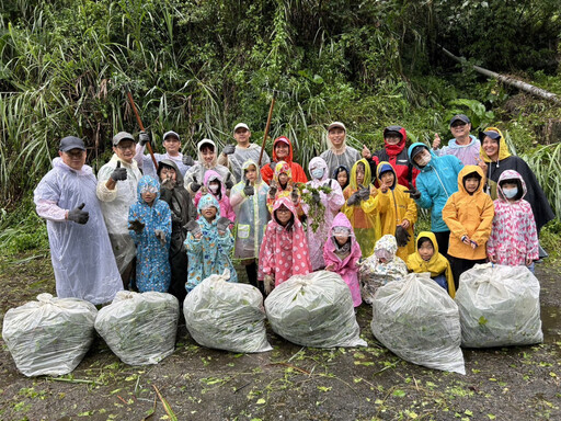 林保署新竹分署x信賢種籽親子實小 大手牽小手除蔓保護生物多樣性