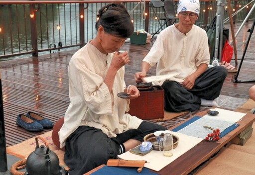 伴隨客家歌謠展現客庄茶韻 峨眉湖畔茶席品味東方美人茶獨特茶香