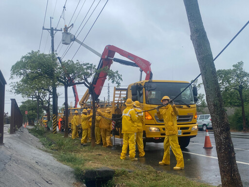 強颱康芮登陸 台電新營：累計近萬戶停電1892戶全力搶修中