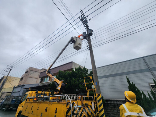 強颱康芮登陸 台電新營：累計近萬戶停電1892戶全力搶修中