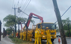 強颱康芮登陸 台電新營：累計近萬戶停電1892戶全力搶修中