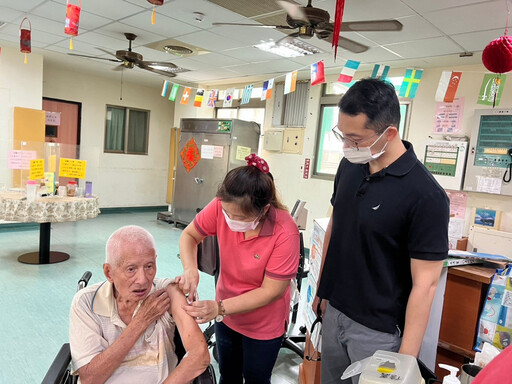 屏東榮家為住民長輩施打新冠疫苗 提升保護力