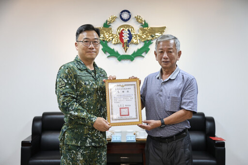 南市軍人服務站陪同里港文富食品慰訪航特部 感謝國軍無私奉獻