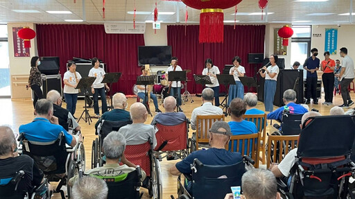 台南社區大學發展協會樂團班漫活木笛重奏團 與臺南榮家住民同樂