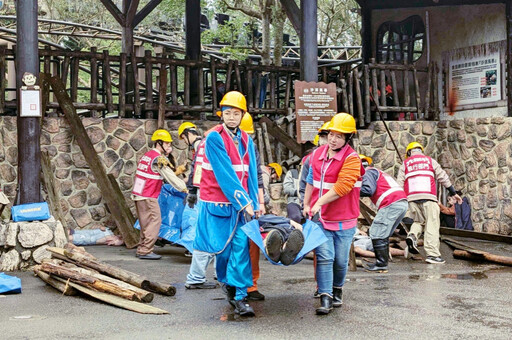 中央和地方聯手首推旅遊安全提升計畫 六福村模擬災害動員逾百人參與