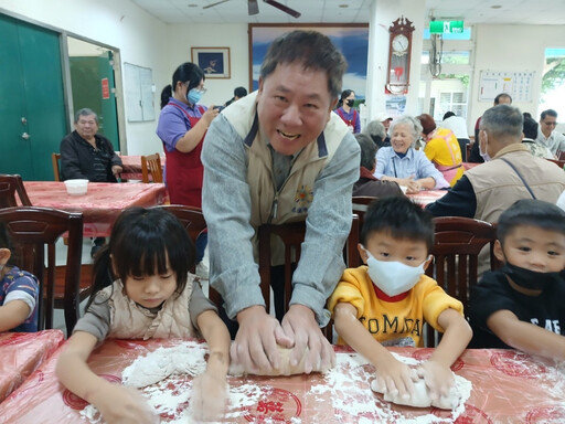 饅頭夫妻愛心列車前進花蓮榮家 老少共創幸福時光