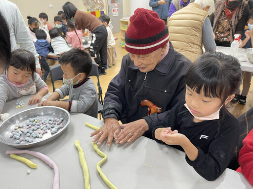 花蓮榮家與幼園童手作暖心湯圓 老幼共融幸福迎冬至