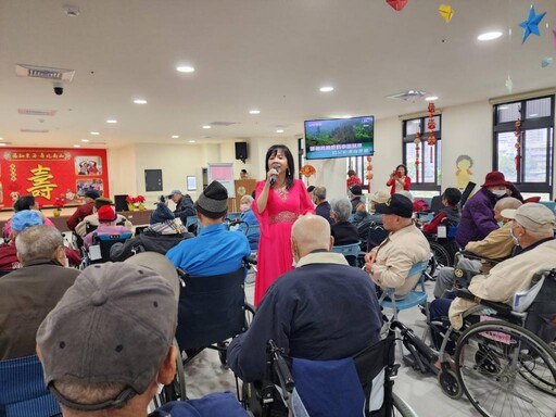 臺南榮家感謝歡樂之聲公益小組 與住民聖誕傳樂音