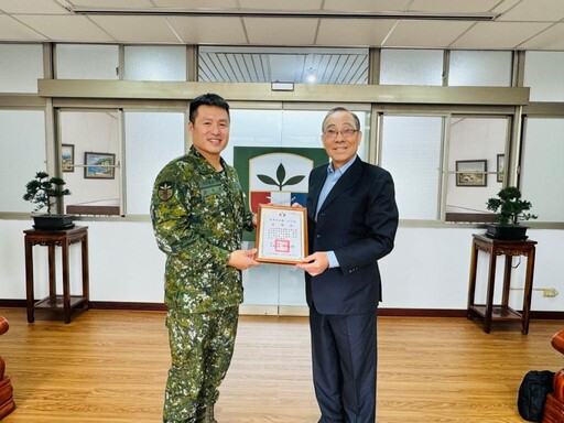 南市軍人服務站陪同軍友保險公司春節慰問駐地國軍