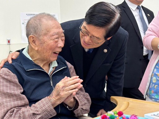 輔導會嚴德發視導嘉義榮院慰問住院榮民 肯定團隊並頒贈慰問金