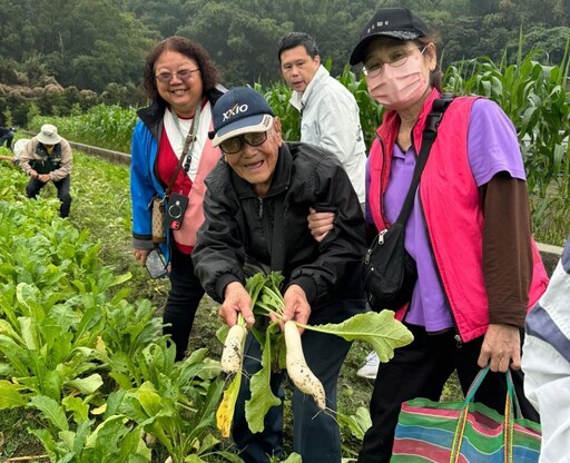 屏東榮家微旅行 住民拔蘿蔔體驗農村趣