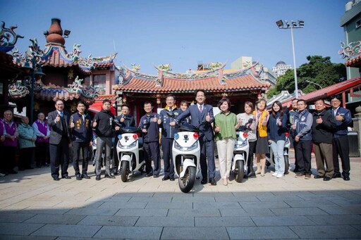 提升竹市警員打擊犯罪能力 新竹關帝廟捐贈電動巡邏機車5輛