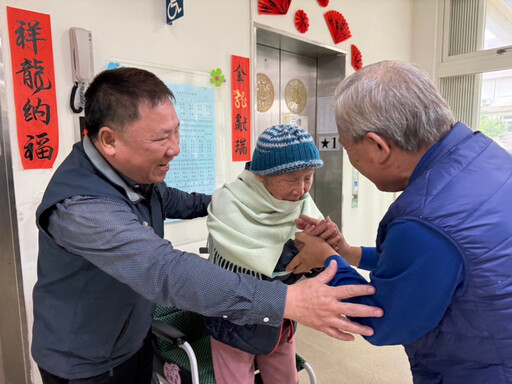 花蓮榮家感謝善心人士寒冬送暖 贈圍巾關懷榮家長輩