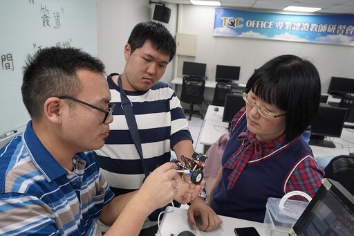 媽媽用愛與行動守護孩子成長典範! 中華大學母子用愛共修人生課題