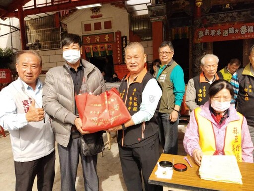 麻豆北極殿普濟寺寒冬送暖 捐助152戶低收現金紅包與民生物資