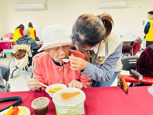 臺南榮欣志工春節感動服務 暖心伴高齡榮眷齊聚迎新年