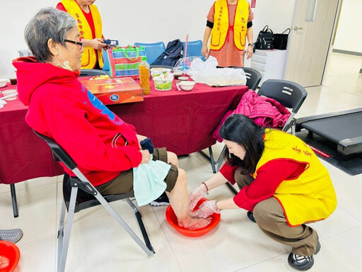 臺南榮欣志工春節感動服務 暖心伴高齡榮眷齊聚迎新年