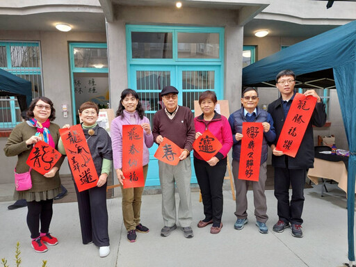 名家揮毫贈春聯、蛇來運轉過好年 林保署竹東林業聚落建築群1/18贈春聯