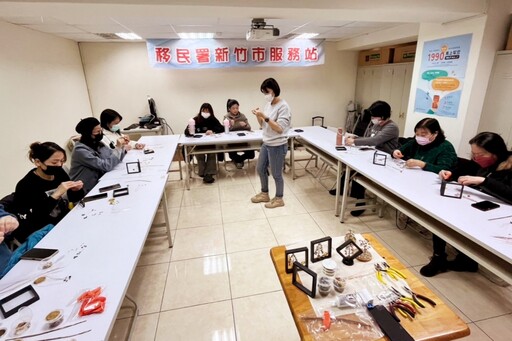 手作水晶迎新年、迎春納福好運來 移民署竹市站新住民創意活動喜迎蛇年