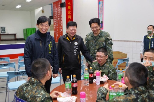 臺南市府探視慰問市籍役男 軍人服務站陪同前往