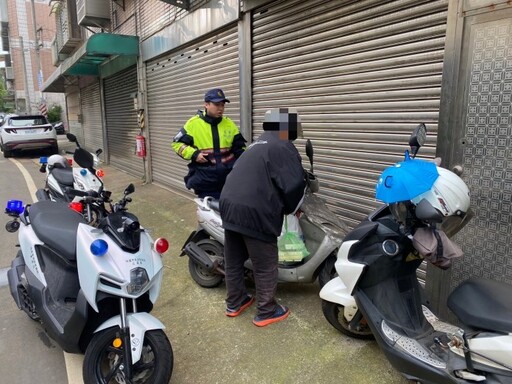 獨居失智翁犁田送醫 楊梅警護送返家