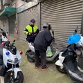 獨居失智翁犁田送醫 楊梅警護送返家