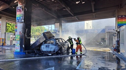 汽車猛撞加油站 當場起火燃燒