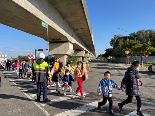 上湖國小參訪仙草嘉年華 楊梅警加強交維護童安全