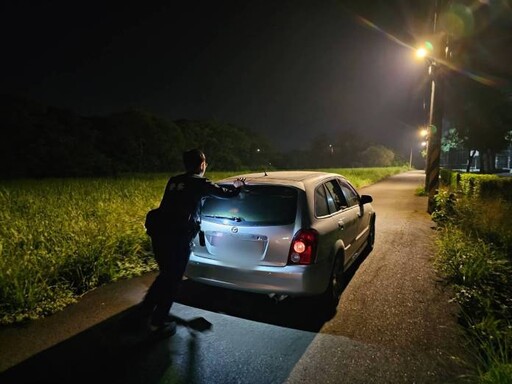 轎車拋錨卡路中好無助 八德警熱心伸援解圍