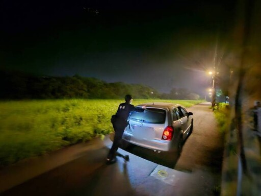 轎車拋錨卡路中好無助 八德警熱心伸援解圍