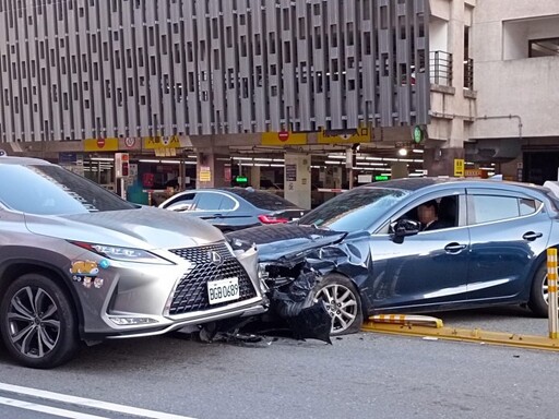 中壢自小客詭偏猛撞對向 1車停等紅燈慘遭波及